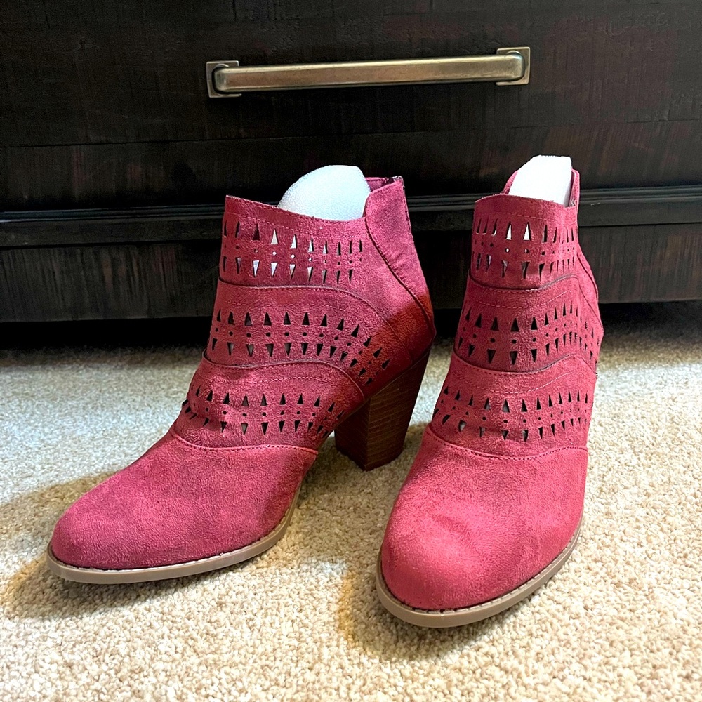 9 1/2 maroon bootie. Perfect for fall! Never been worn.